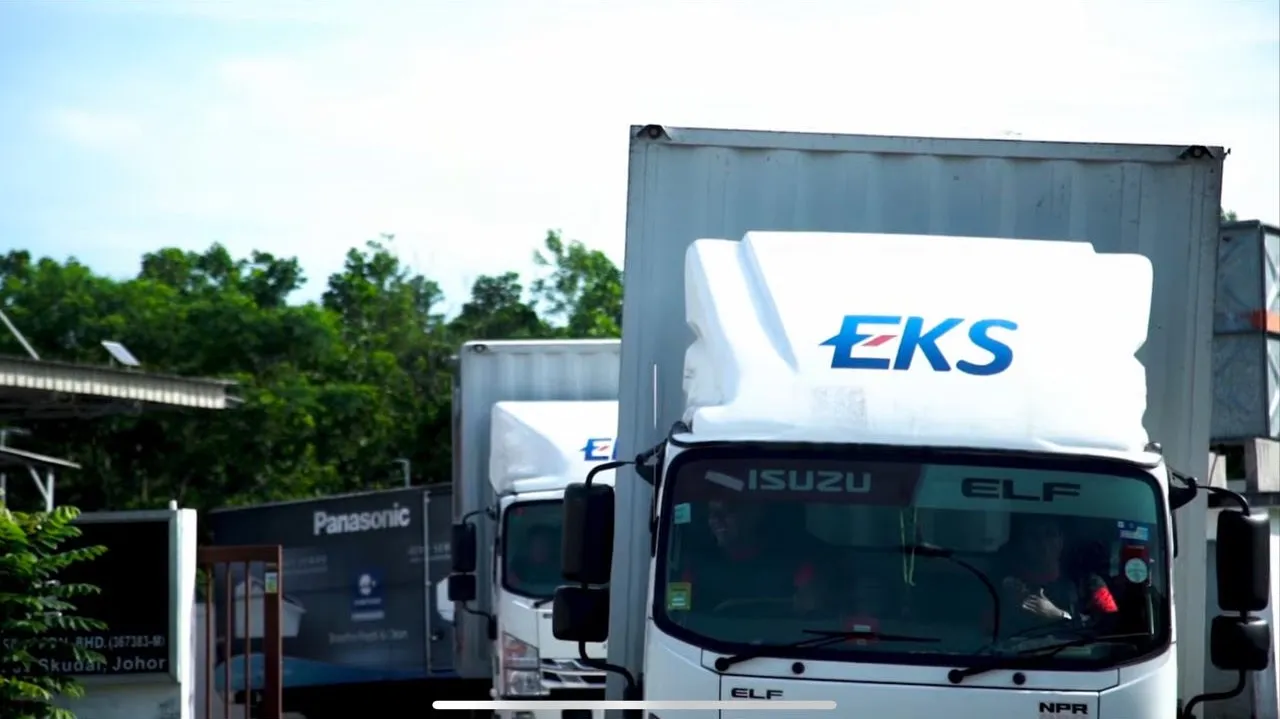 Elektronik Keck Seng delivery trucks